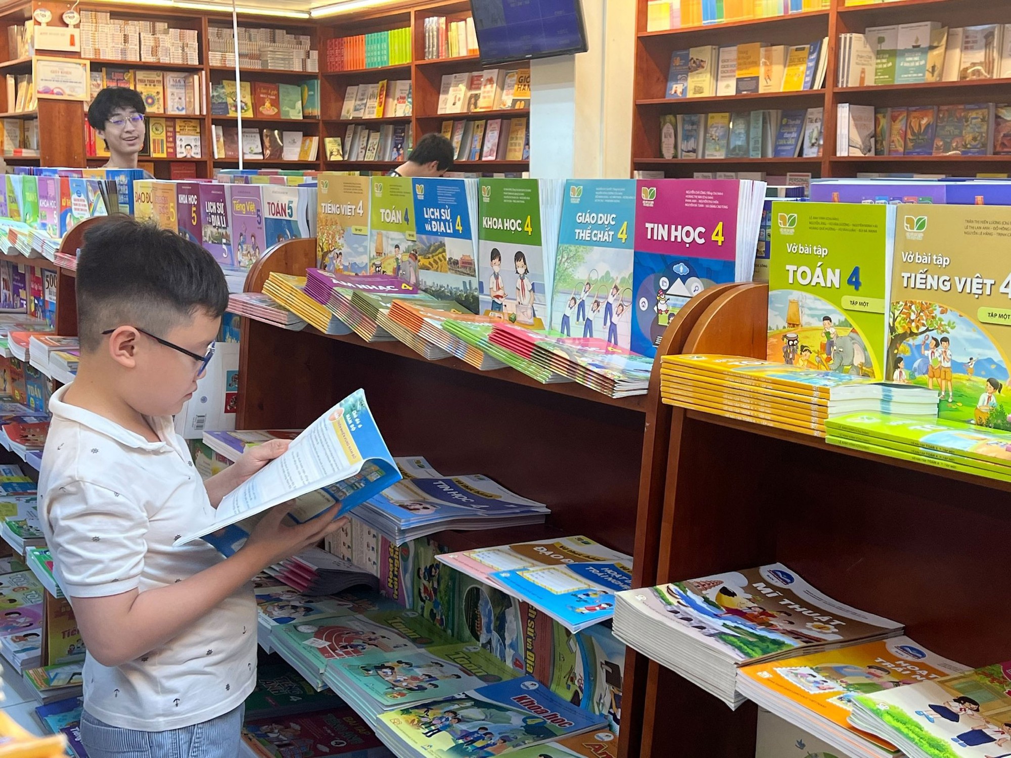 Vật vã tìm sách giáo khoa (*): Mướt mồ hôi vì giá sách