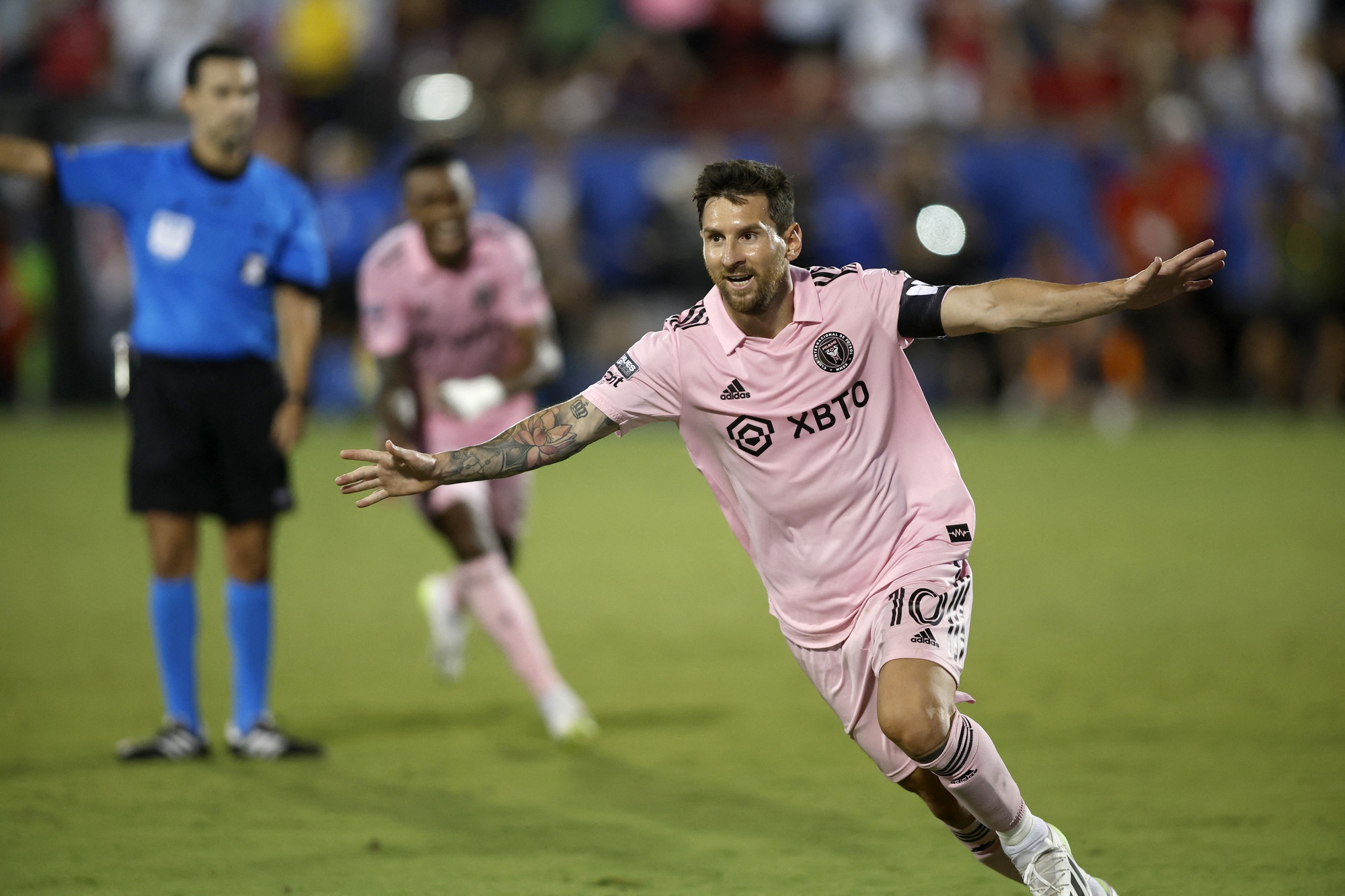 Vé xem Messi tại tứ kết nóng rực, quá tải vì lượt người - Ảnh 2.