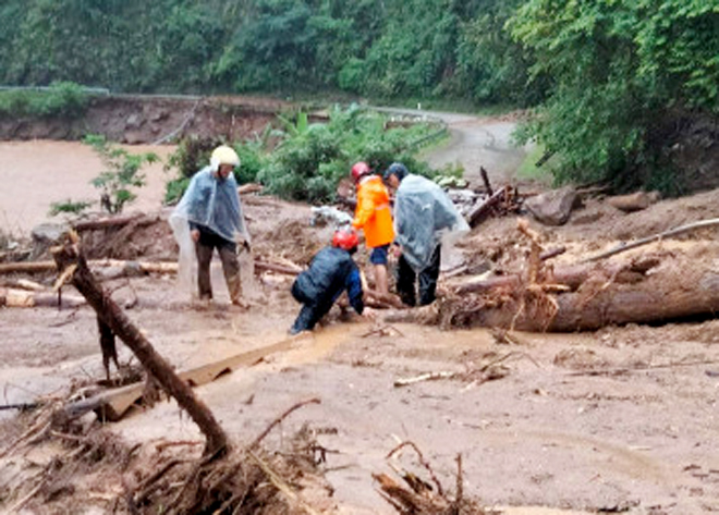Mưa lũ l&agrave;m t&ecirc; liệt đoạn quốc lộ 32 qua M&ugrave; Cang Chải trong nhiều ng&agrave;y - Ảnh 2.