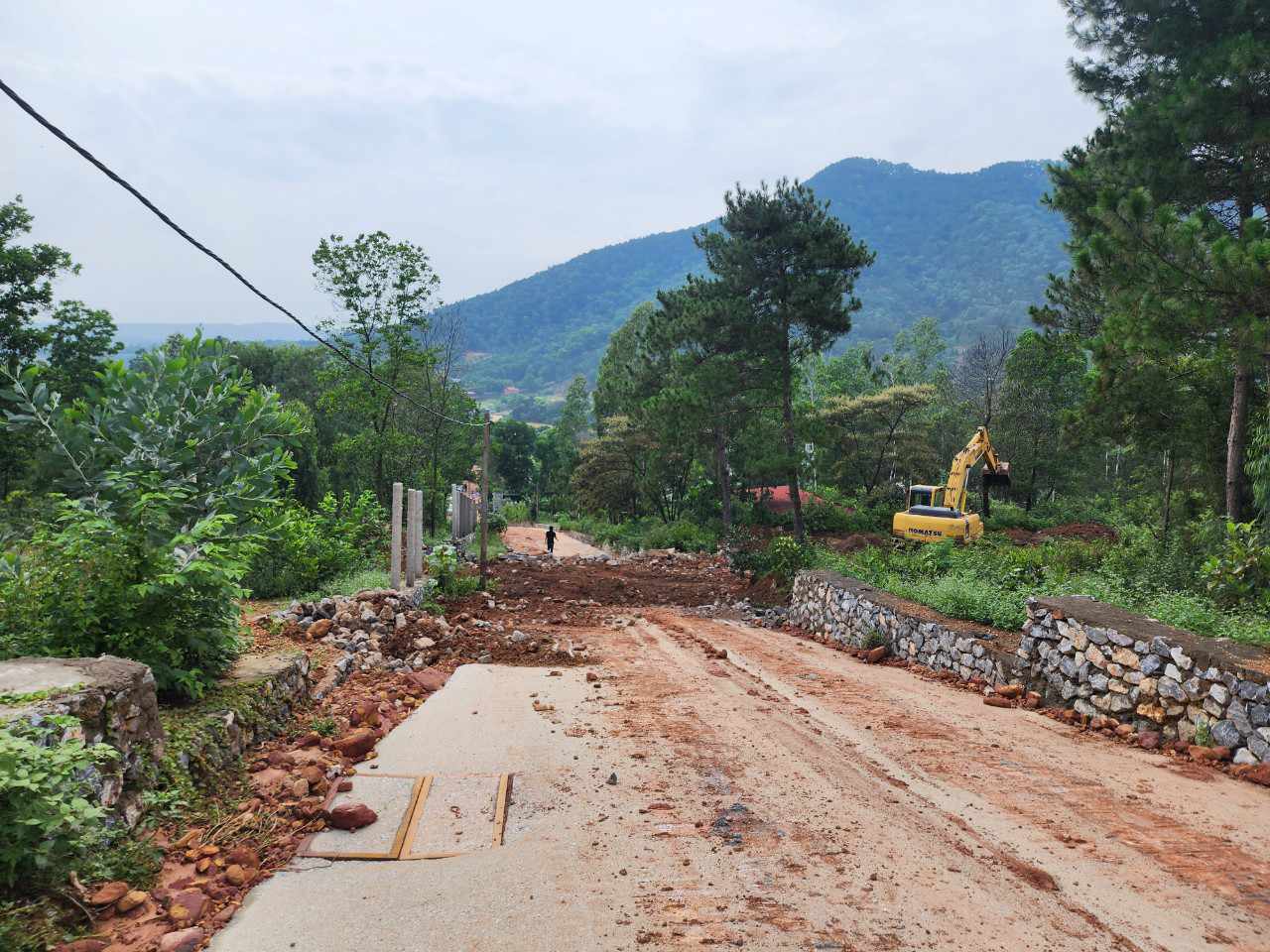 Hàng loạt ôtô bị vùi lấp ở khu vực nhiều vi phạm xây dựng: Chính quyền phá dỡ tuyến đường - Ảnh 3.