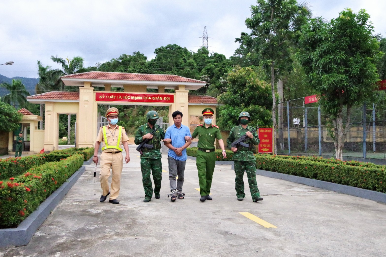 Bắt giữ gã đàn ông đi "xế hộp" 7 chỗ vận chuyển ma túy