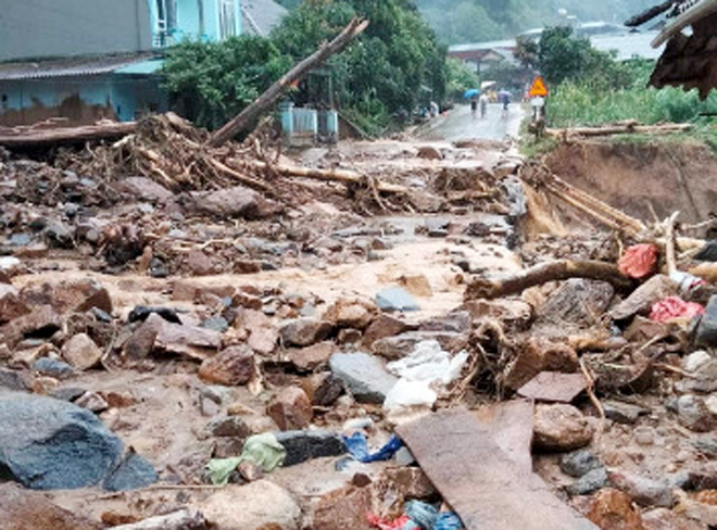 Mưa lũ l&agrave;m t&ecirc; liệt đoạn quốc lộ 32 qua M&ugrave; Cang Chải trong nhiều ng&agrave;y - Ảnh 5.