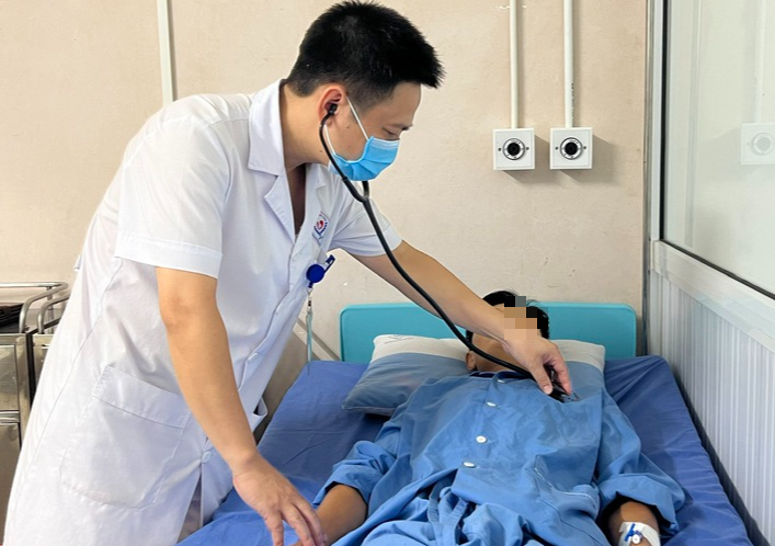 Nam thanh niên bị loét miệng, tổn thương thận sau một tuần đi chơi thác nước