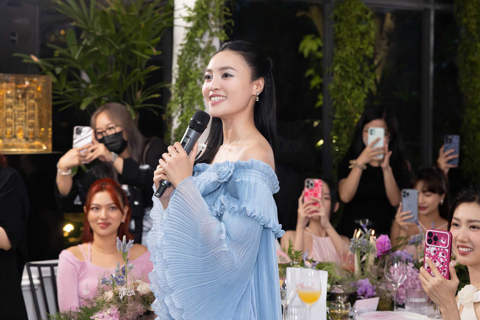 Mẹ bầu Lucie Nguyễn chịu chơi nhất S&agrave;i Th&agrave;nh với tiệc bầu đẳng cấp - Ảnh 4.