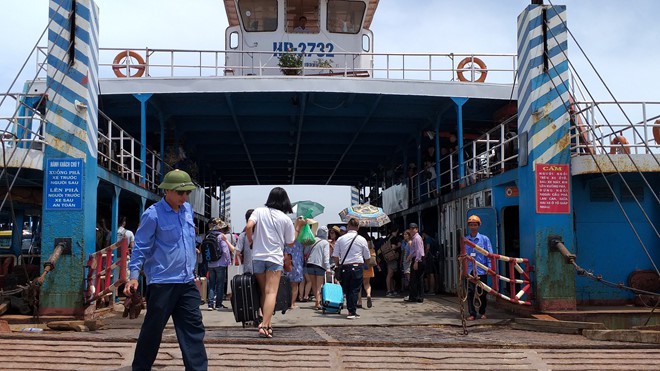 Nhân viên bến phà móc nối với "cò" thu tiền của tài xế