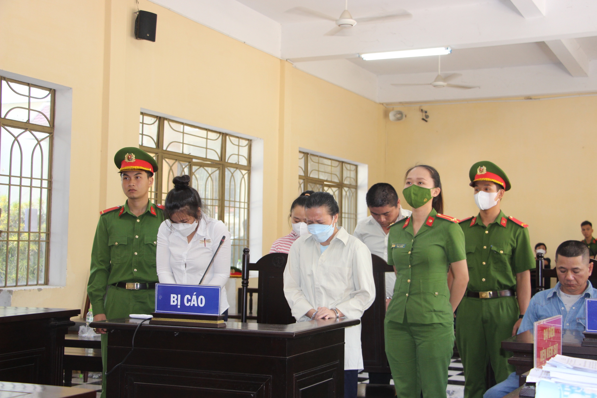 Lừa hơn 400 tỉ đồng, nữ bị cáo bật khóc khi nghe tuyên án chung thân - Ảnh 1.