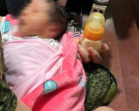 Bé sơ sinh bị bỏ rơi trước cổng nhà dân kèm thư "không tìm gặp lại con"
