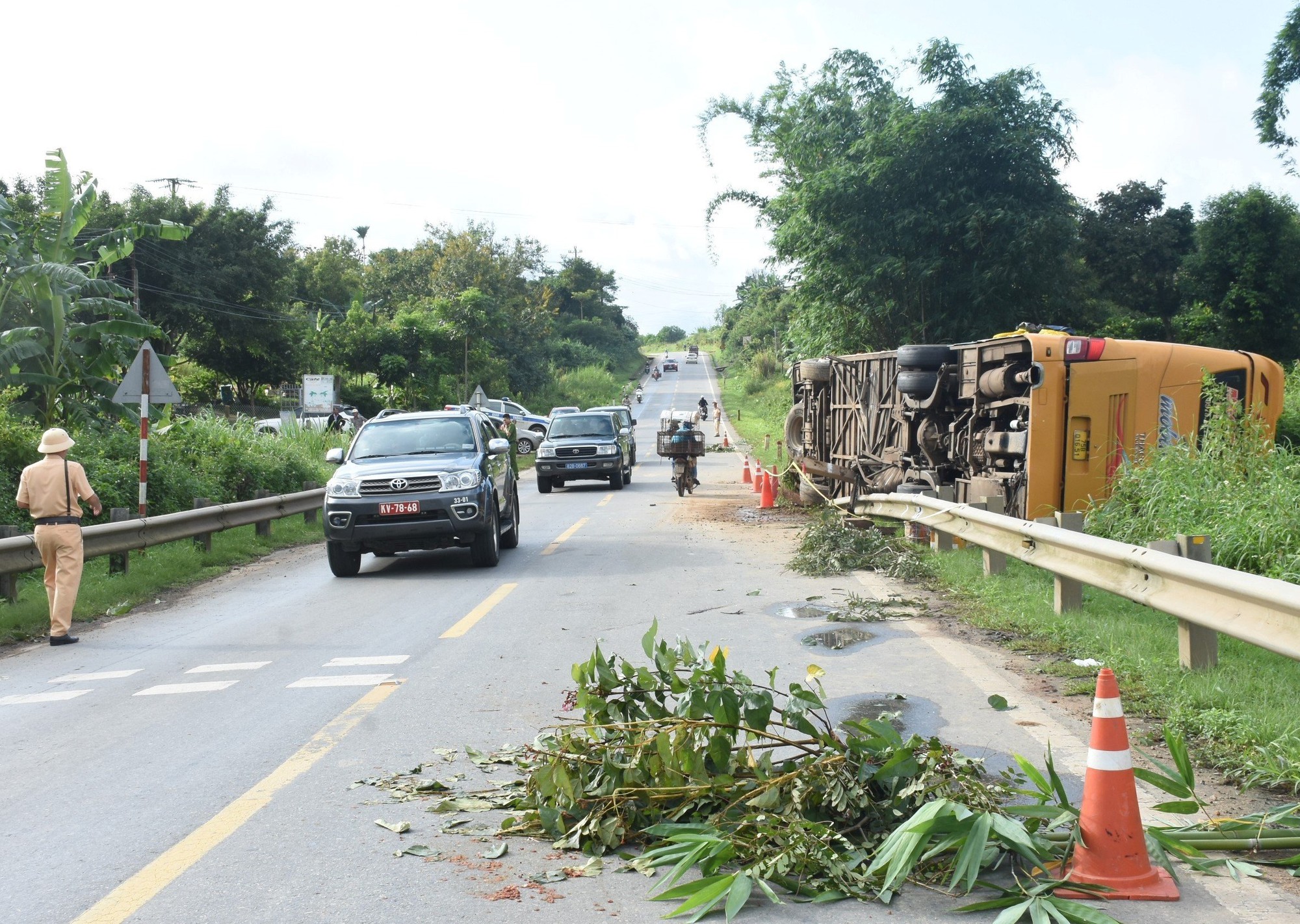 Xe khách lật sau tai nạn, 5 người thương vong