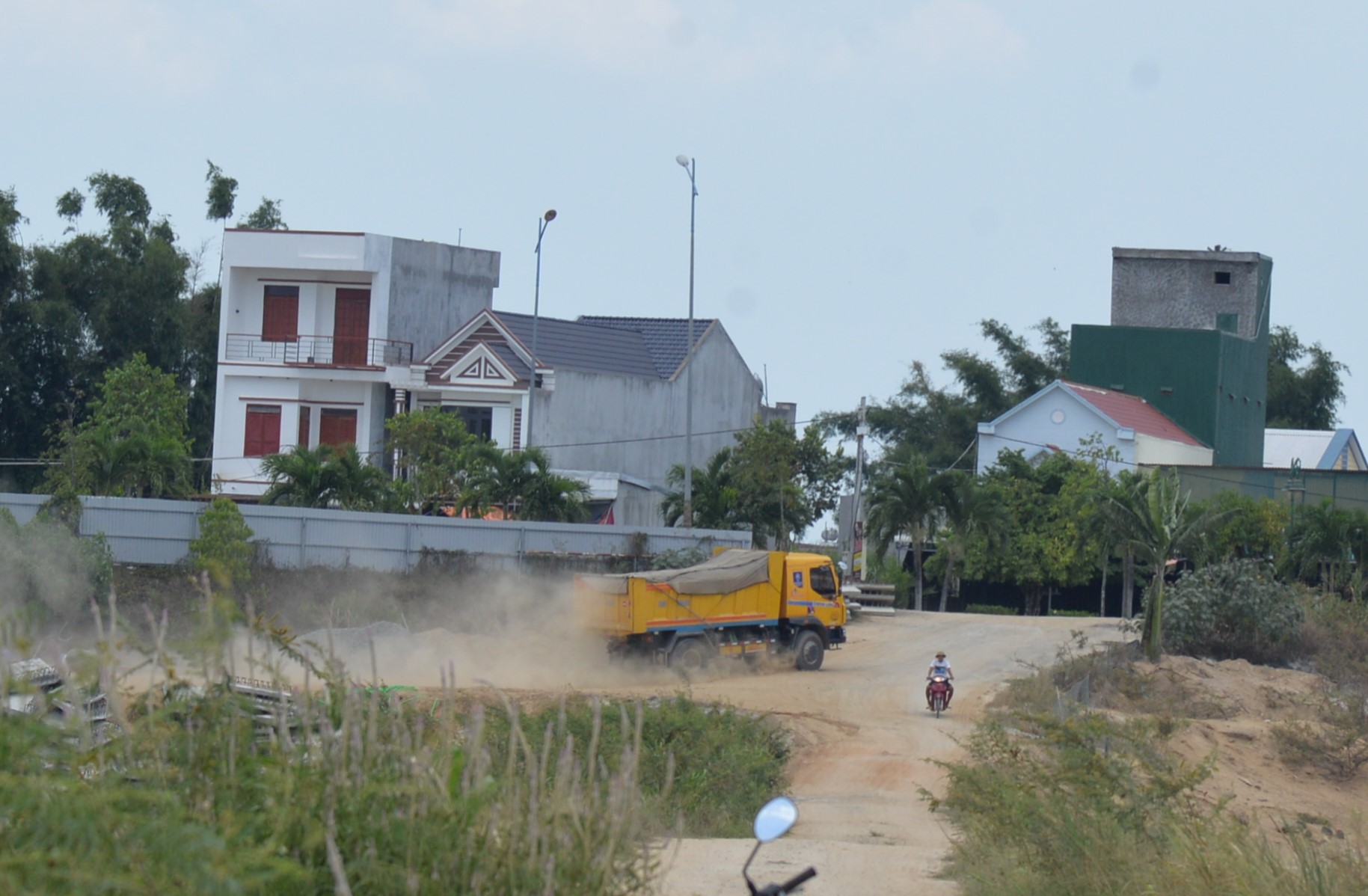 Ngang nhiên múc cát sông Trà Khúc trong công trình ngàn tỉ đồng - Ảnh 2.