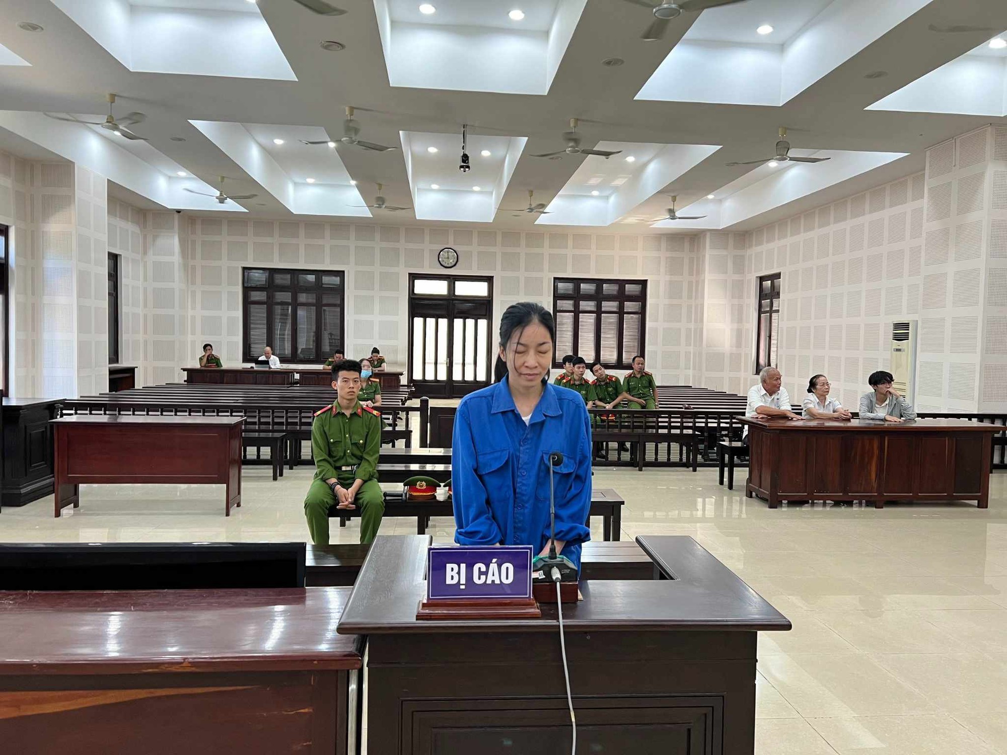 Vợ nhẫn tâm dùng xăng đốt chết chồng trong phòng ngủ
