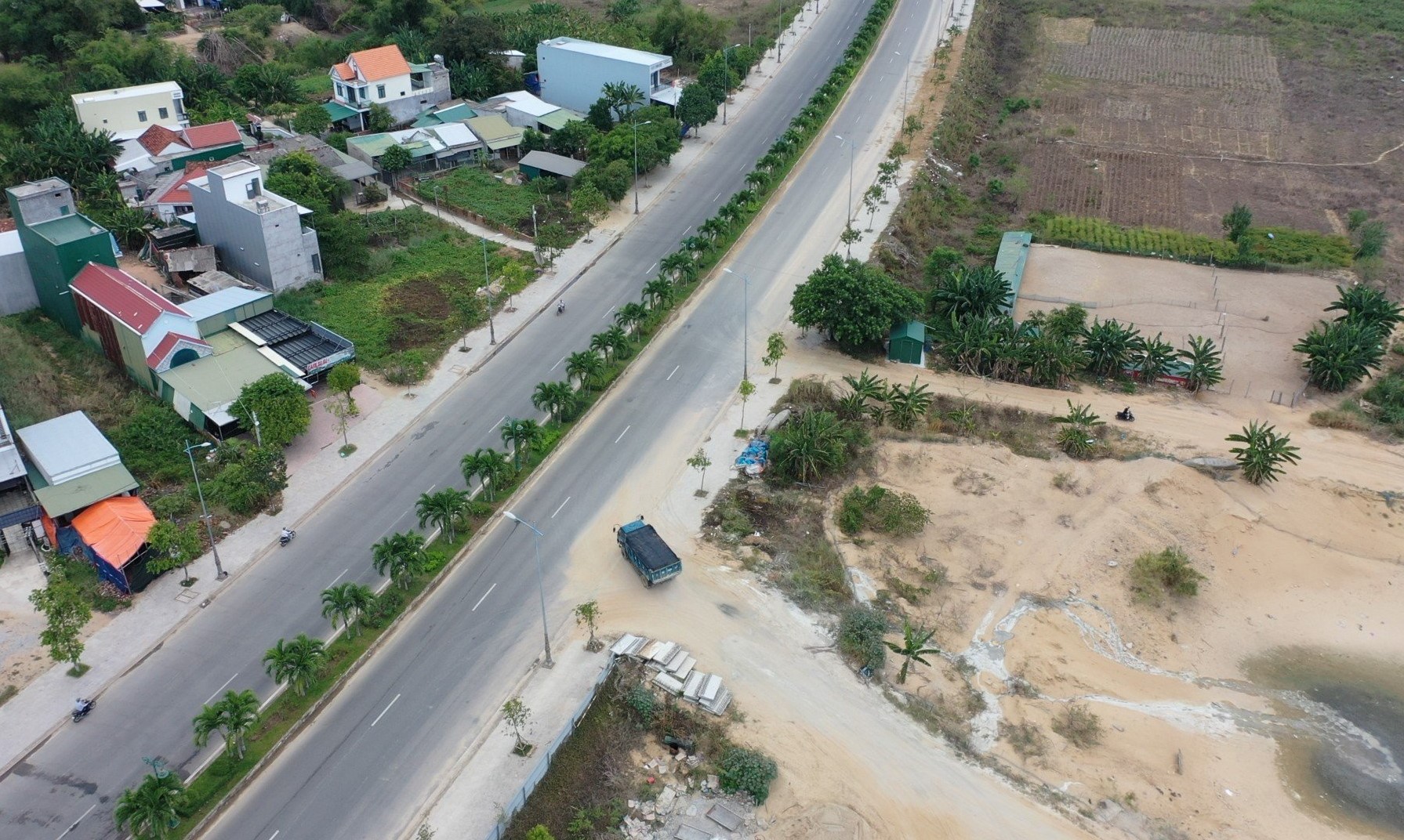 Ngang nhiên múc cát sông Trà Khúc trong công trình ngàn tỉ đồng - Ảnh 6.