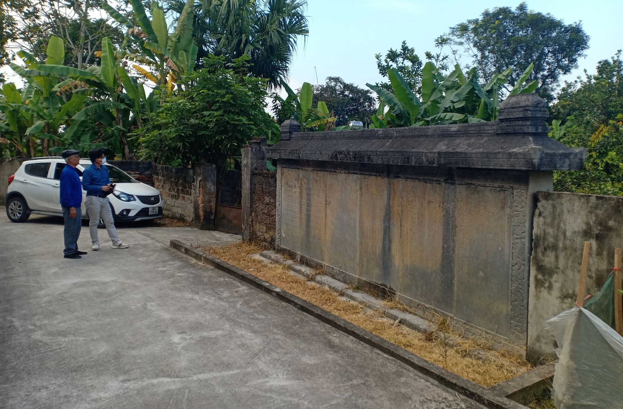 Bia cổ 300 năm thành tường rào nhà dân