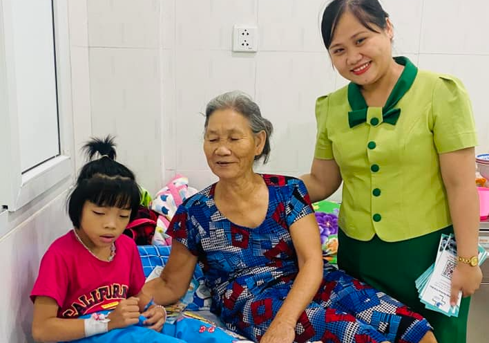"Trả lại tuổi thơ" cho bé gái đáng thương có bàn chân khoèo