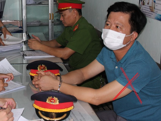 Bắt khẩn cấp Trạm trưởng y tế phường tiếp tay "trục lợi" bảo hiểm