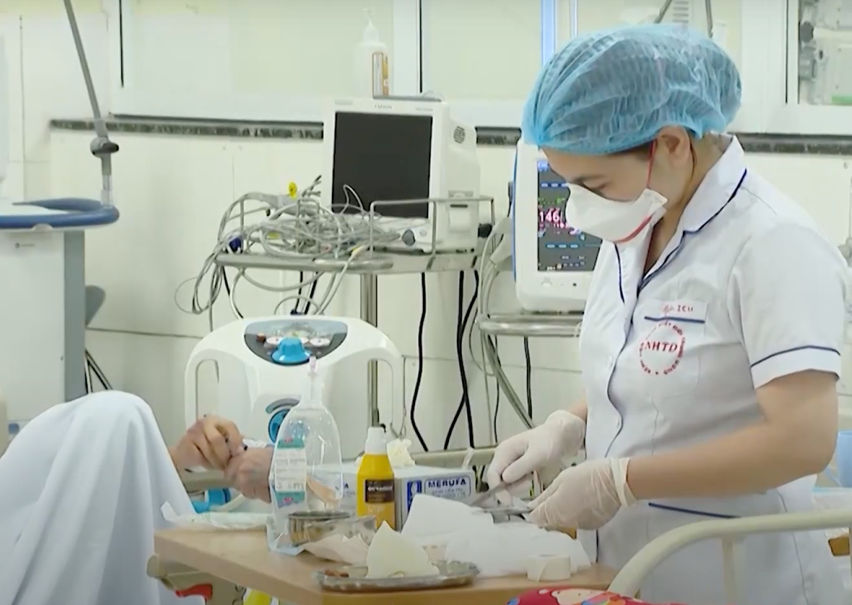 Dịch COVID-19 hôm nay: Ca nhiễm tăng, bệnh nhân nặng giảm