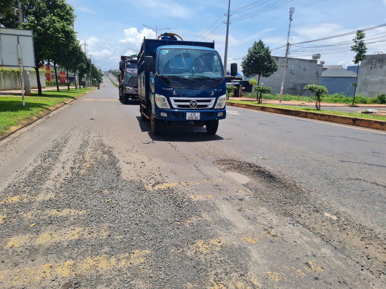 Vừa chi 9 tỉ đồng sửa chữa, đường tr&aacute;nh T&acirc;y TP Bu&ocirc;n Ma Thuột lại hư hỏng - Ảnh 5.