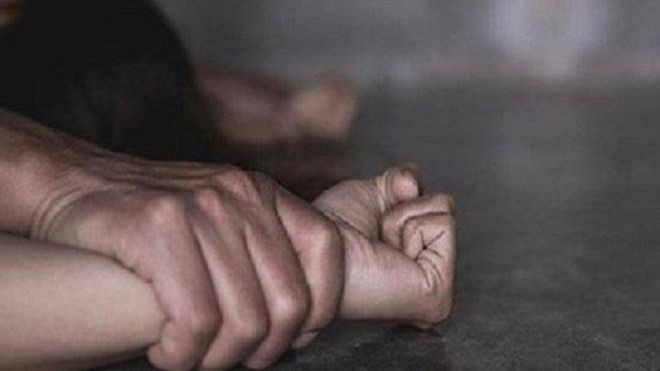 Quan hệ với cháu gái 12 tuổi, thiếu niên 15 tuổi bị truy tố