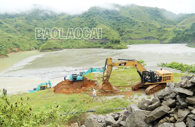 Bục cống xả tr&agrave;n hồ chứa b&ugrave;n đu&ocirc;i quặng, b&ugrave;n tr&agrave;n v&agrave;o nh&agrave; d&acirc;n - Ảnh 9.