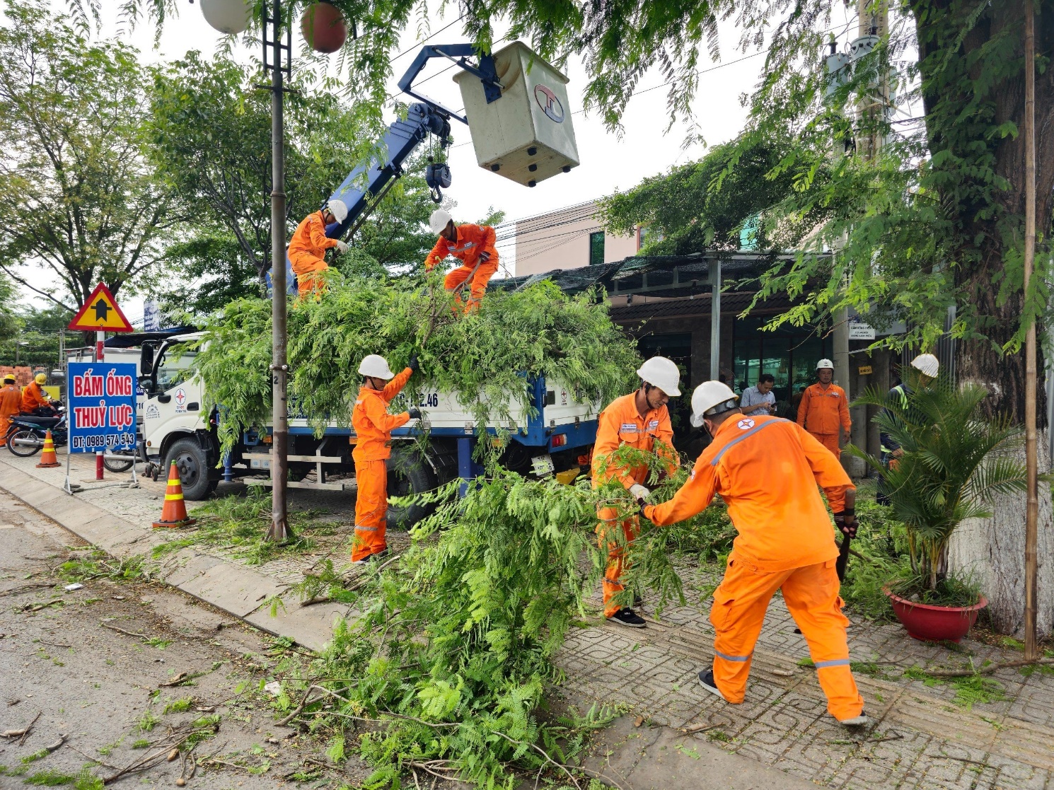 EVNSPC chủ động ứng ph&oacute;, đảm bảo cung cấp điện m&ugrave;a mưa b&atilde;o - Ảnh 3.