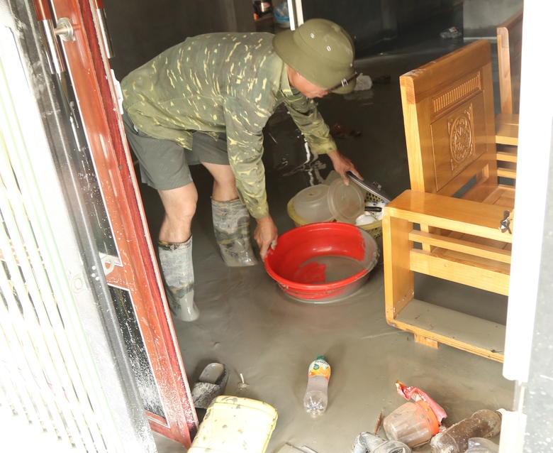 Bục cống xả tr&agrave;n hồ chứa b&ugrave;n đu&ocirc;i quặng, b&ugrave;n tr&agrave;n v&agrave;o nh&agrave; d&acirc;n - Ảnh 13.