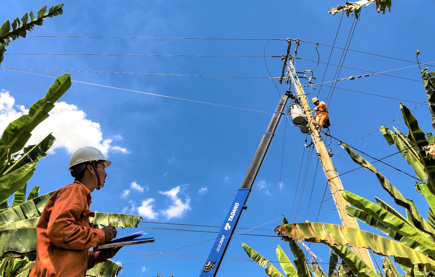 EVNSPC chủ động ứng ph&oacute;, đảm bảo cung cấp điện m&ugrave;a mưa b&atilde;o - Ảnh 5.