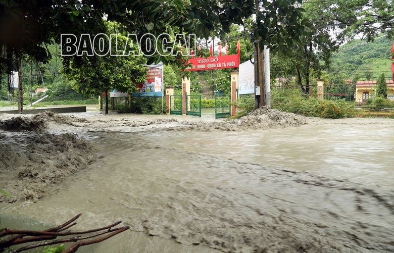 Bục cống xả tr&agrave;n hồ chứa b&ugrave;n đu&ocirc;i quặng, b&ugrave;n tr&agrave;n v&agrave;o nh&agrave; d&acirc;n - Ảnh 6.