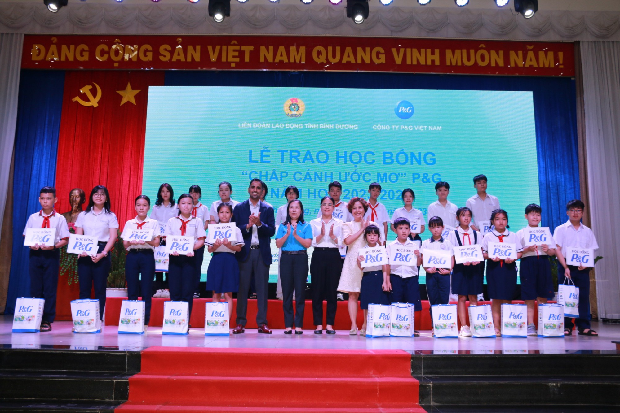 Nam công nhân xúc động, liên tục gửi lời cảm ơn Học bổng Chắp cánh ước mơ - Ảnh 1.