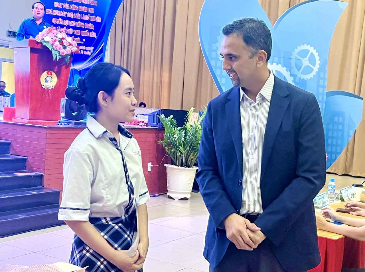 Nam công nhân xúc động, liên tục gửi lời cảm ơn Học bổng Chắp cánh ước mơ - Ảnh 3.