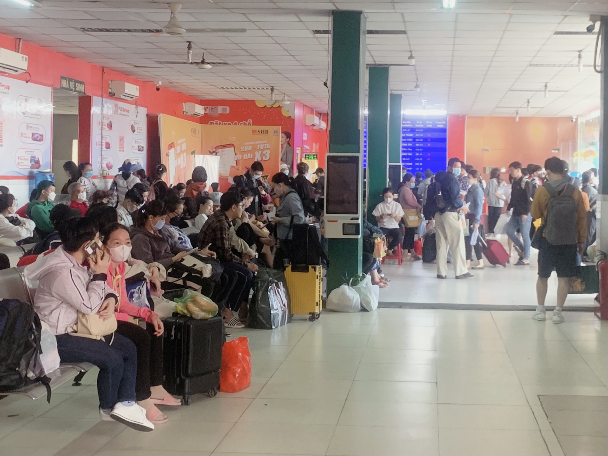 Ng&agrave;y đầu nghỉ lễ: Bến xe, bến ph&agrave; đ&ocirc;ng nghẹt kh&aacute;ch - Ảnh 3.