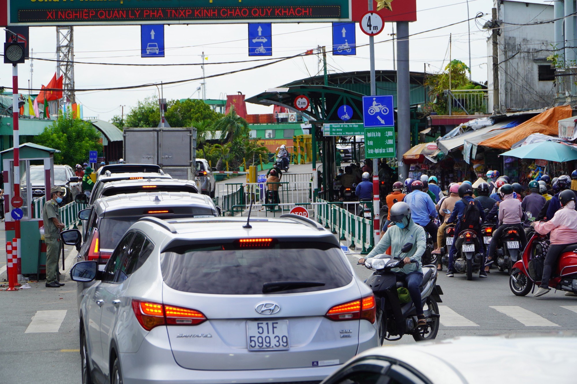 Ng&agrave;y đầu nghỉ lễ: Bến xe, bến ph&agrave; đ&ocirc;ng nghẹt kh&aacute;ch - Ảnh 5.