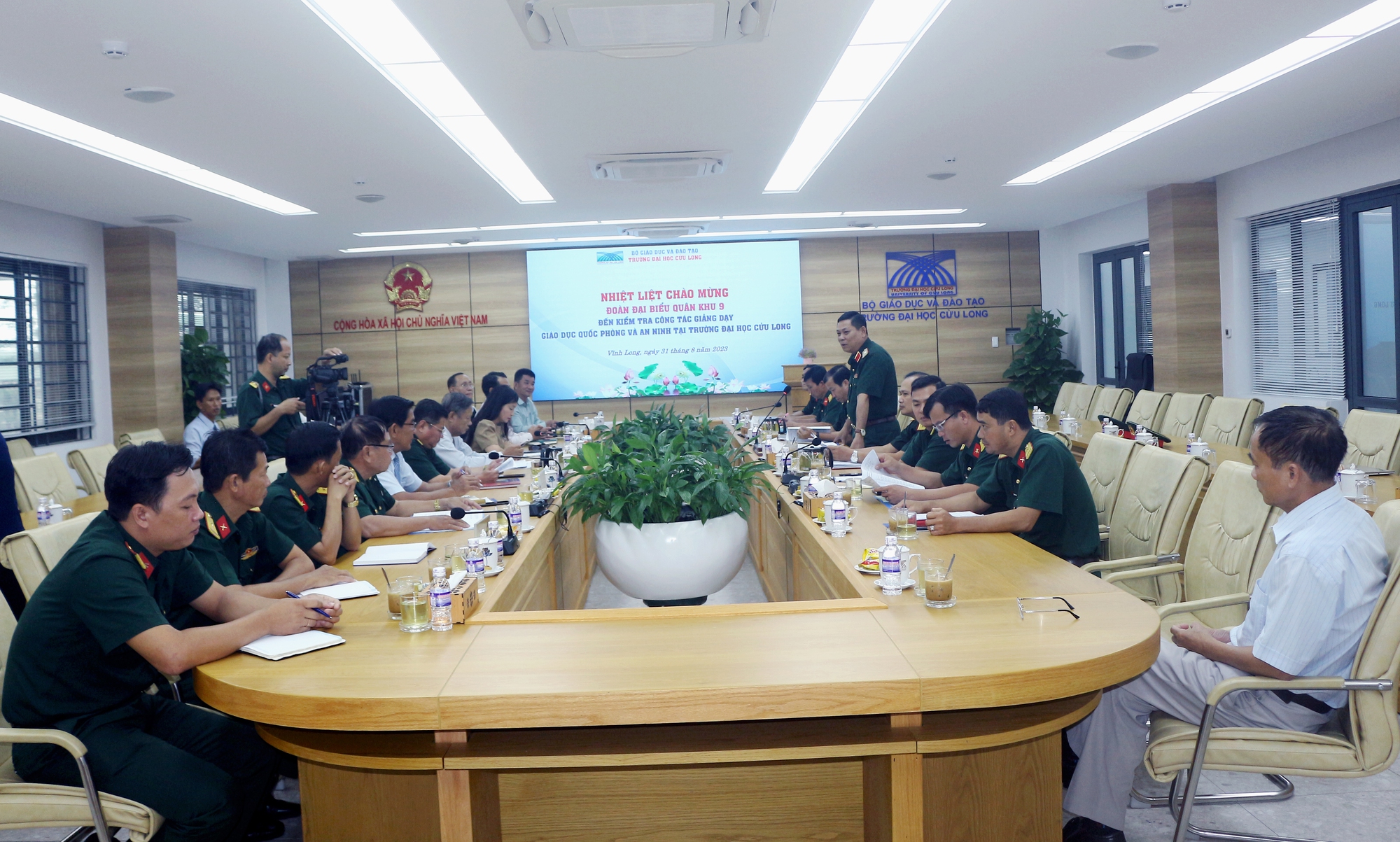 Gi&aacute;o dục quốc ph&ograve;ng v&agrave; an ninh tại Trường ĐH Cửu Long đạt tốt - Ảnh 1.