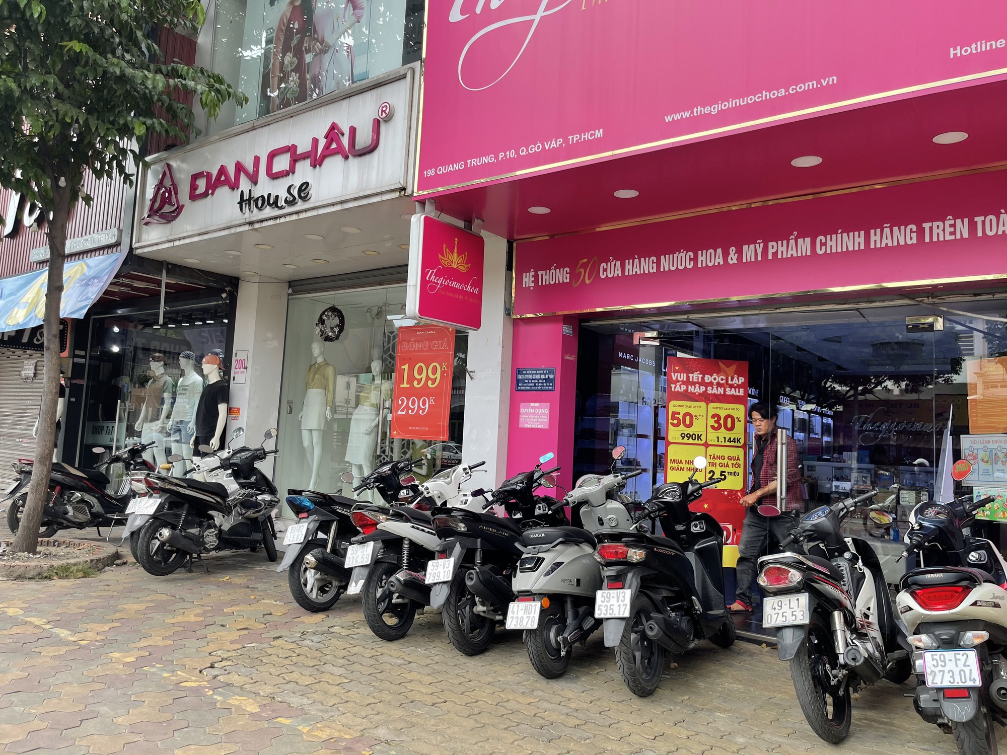 Bảng giảm gi&aacute; 50-70% tr&agrave;n ngập cửa h&agrave;ng, si&ecirc;u thị dịp 2-9 - Ảnh 3.