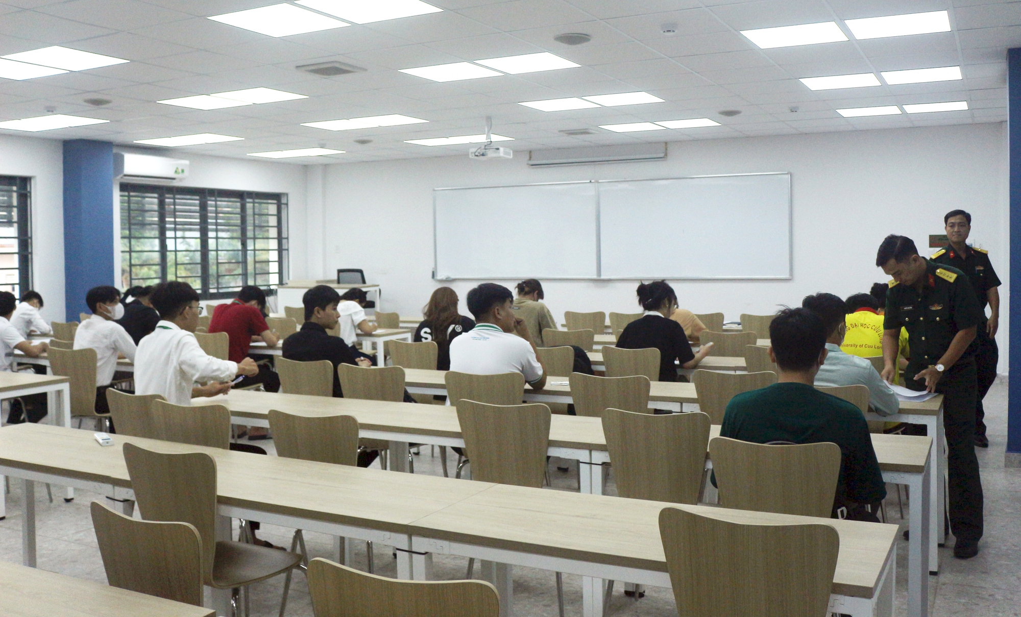 Gi&aacute;o dục quốc ph&ograve;ng v&agrave; an ninh tại Trường ĐH Cửu Long đạt tốt - Ảnh 2.