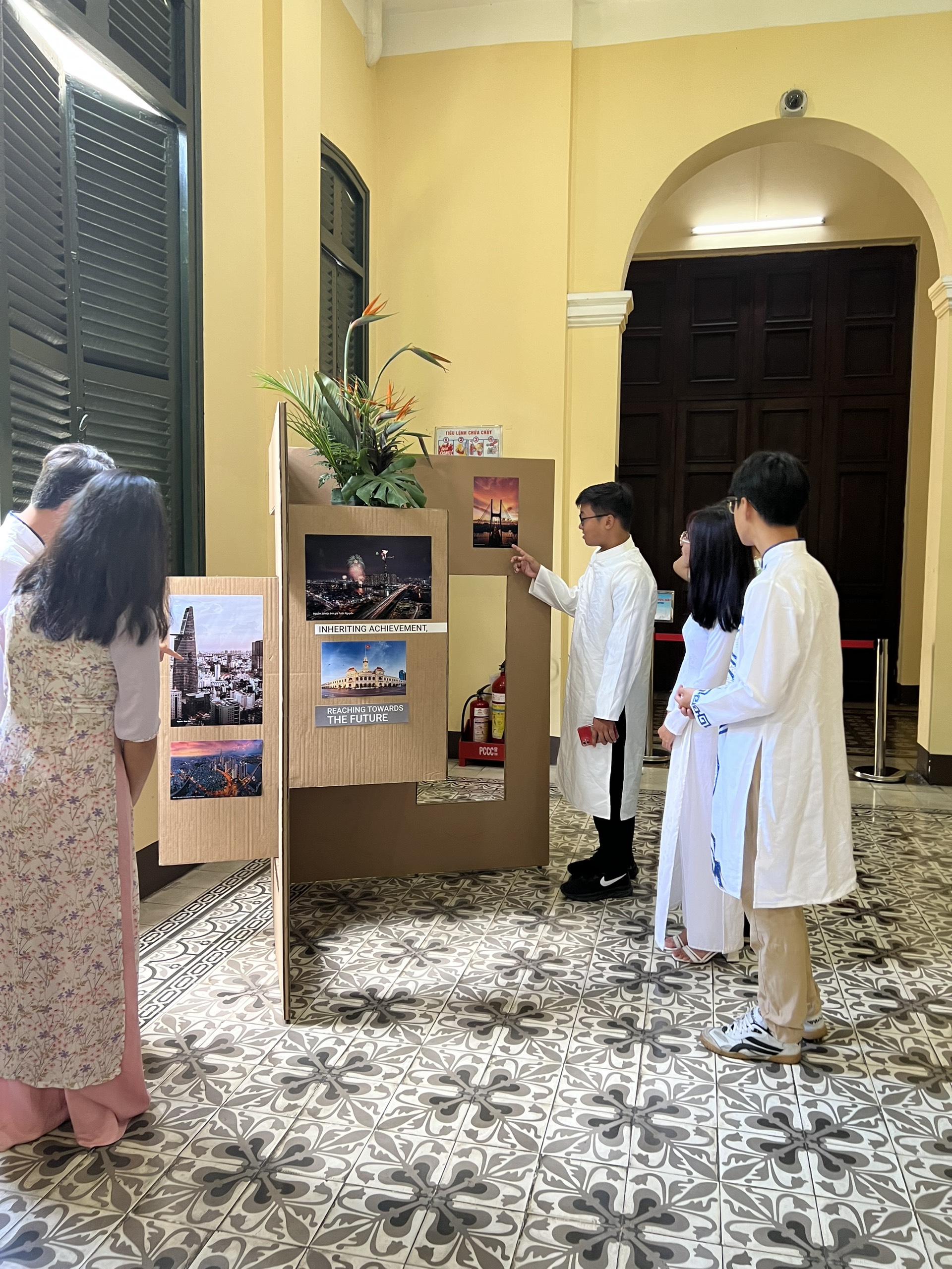 Tour tham quan trụ sở HĐND và UBND TP HCM hút khách dịp 2-9 - Ảnh 1.