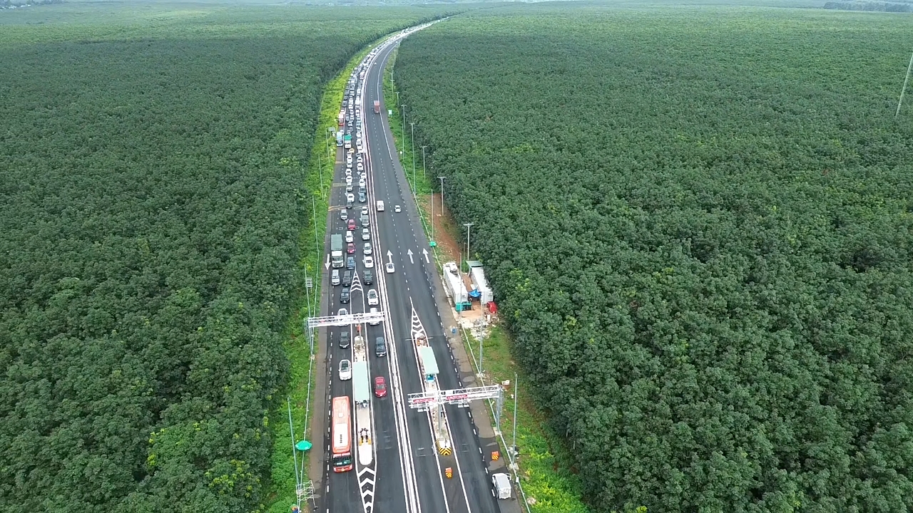Xe cộ kẹt cứng tr&ecirc;n tuyến cao tốc Phan Thiết - Dầu Gi&acirc;y ng&agrave;y đầu nghỉ lễ 2-9 - Ảnh 2.