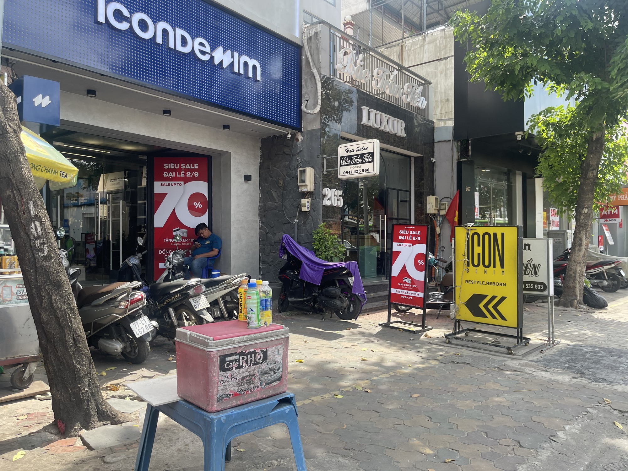 Bảng giảm gi&aacute; 50-70% tr&agrave;n ngập cửa h&agrave;ng, si&ecirc;u thị dịp 2-9 - Ảnh 4.