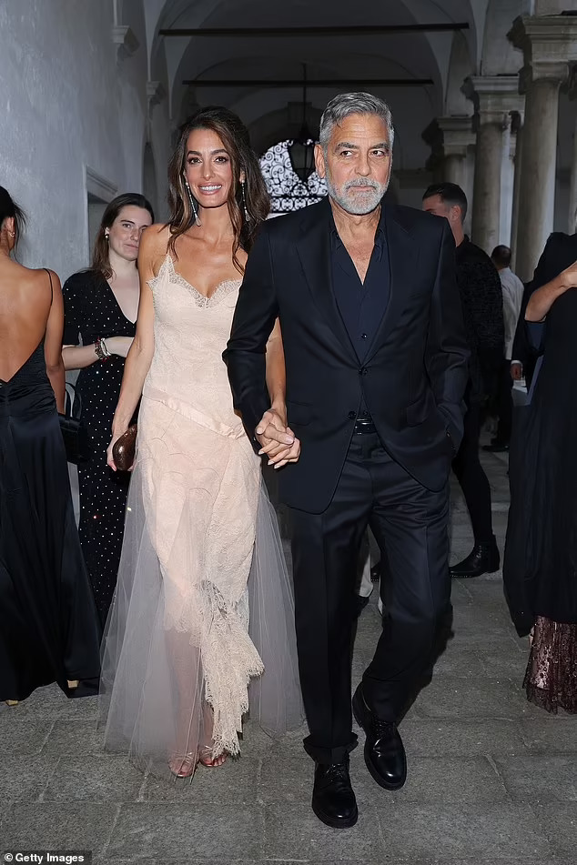 Tài tử George Clooney bám vợ không rời tại Venice - Ảnh 7.