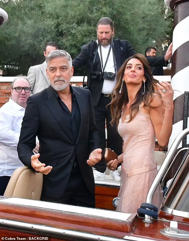 Tài tử George Clooney bám vợ không rời tại Venice - Ảnh 10.