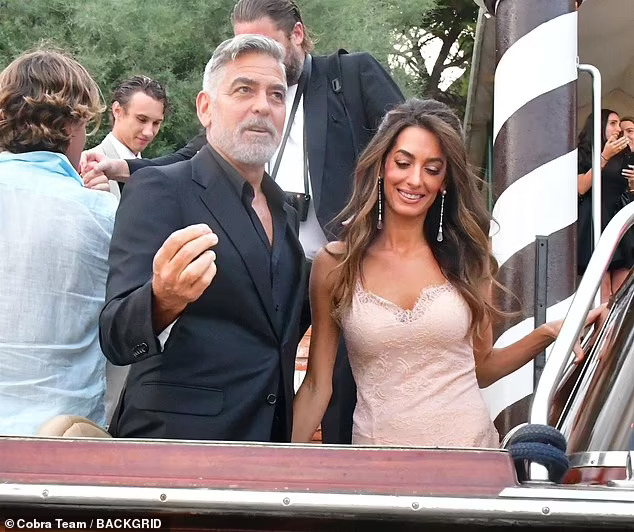 Tài tử George Clooney bám vợ không rời tại Venice - Ảnh 11.