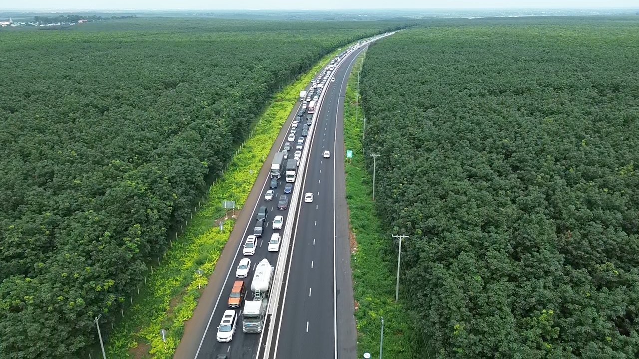 Xe cộ kẹt cứng tr&ecirc;n tuyến cao tốc Phan Thiết - Dầu Gi&acirc;y ng&agrave;y đầu nghỉ lễ 2-9 - Ảnh 1.