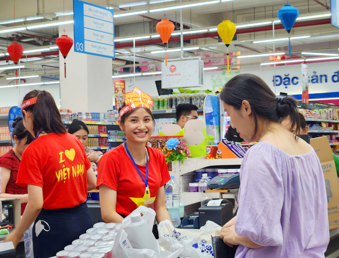 Lễ lớn khuyến mãi to - Ảnh 2.