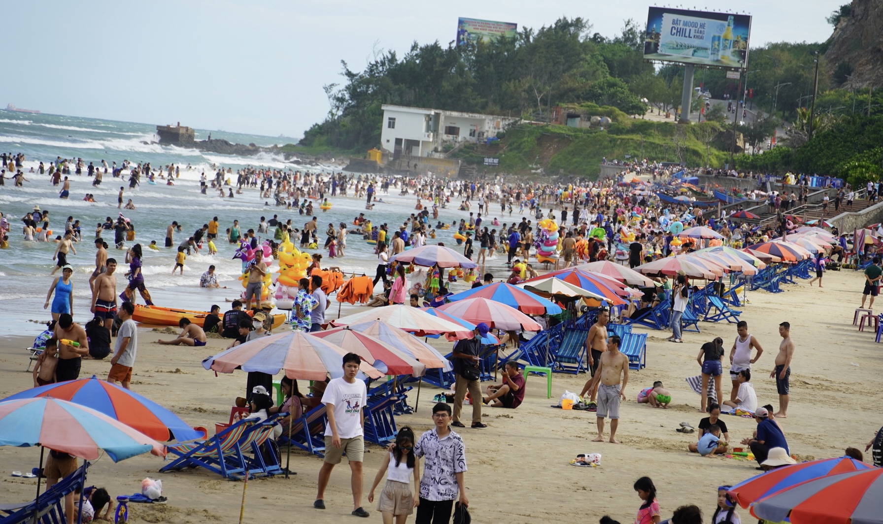 Toàn cảnh Vũng Tàu trong ngày đầu nghỉ lễ - Ảnh 3.