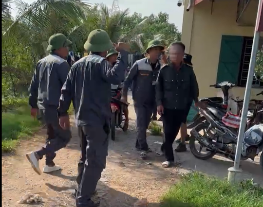 Nh&oacute;m xăm trổ, đội mũ cối d&ugrave;ng hung kh&iacute; uy hiếp, h&agrave;nh hung cưỡng chế chủ đầm t&ocirc;m - Ảnh 1.