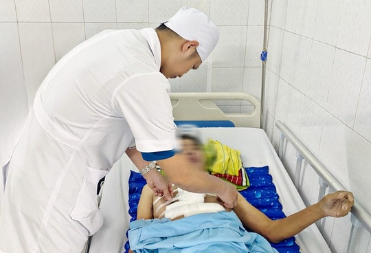 Người đàn ông bị trâu húc vỡ tim