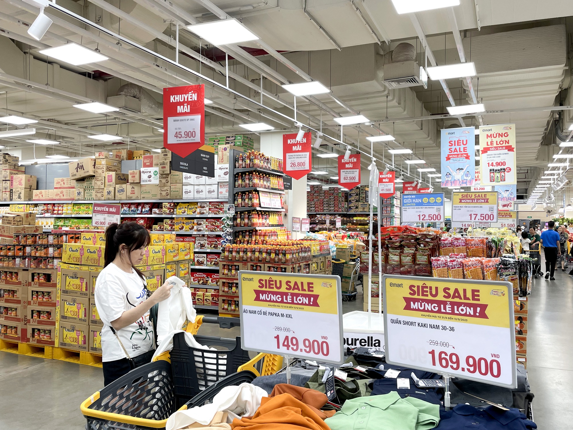 Bảng giảm giá 50-70% tràn ngập cửa hàng, siêu thị dịp 2-9