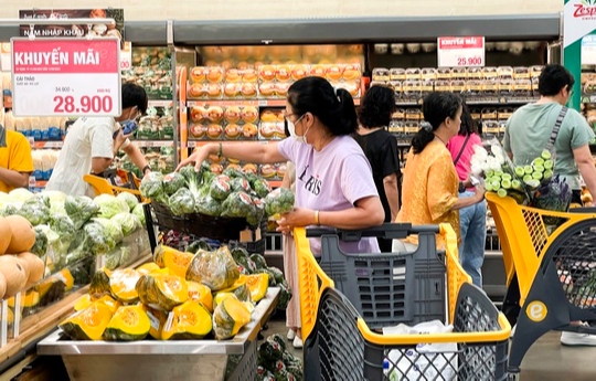 Bảng giảm gi&aacute; 50-70% tr&agrave;n ngập cửa h&agrave;ng, si&ecirc;u thị dịp 2-9 - Ảnh 6.