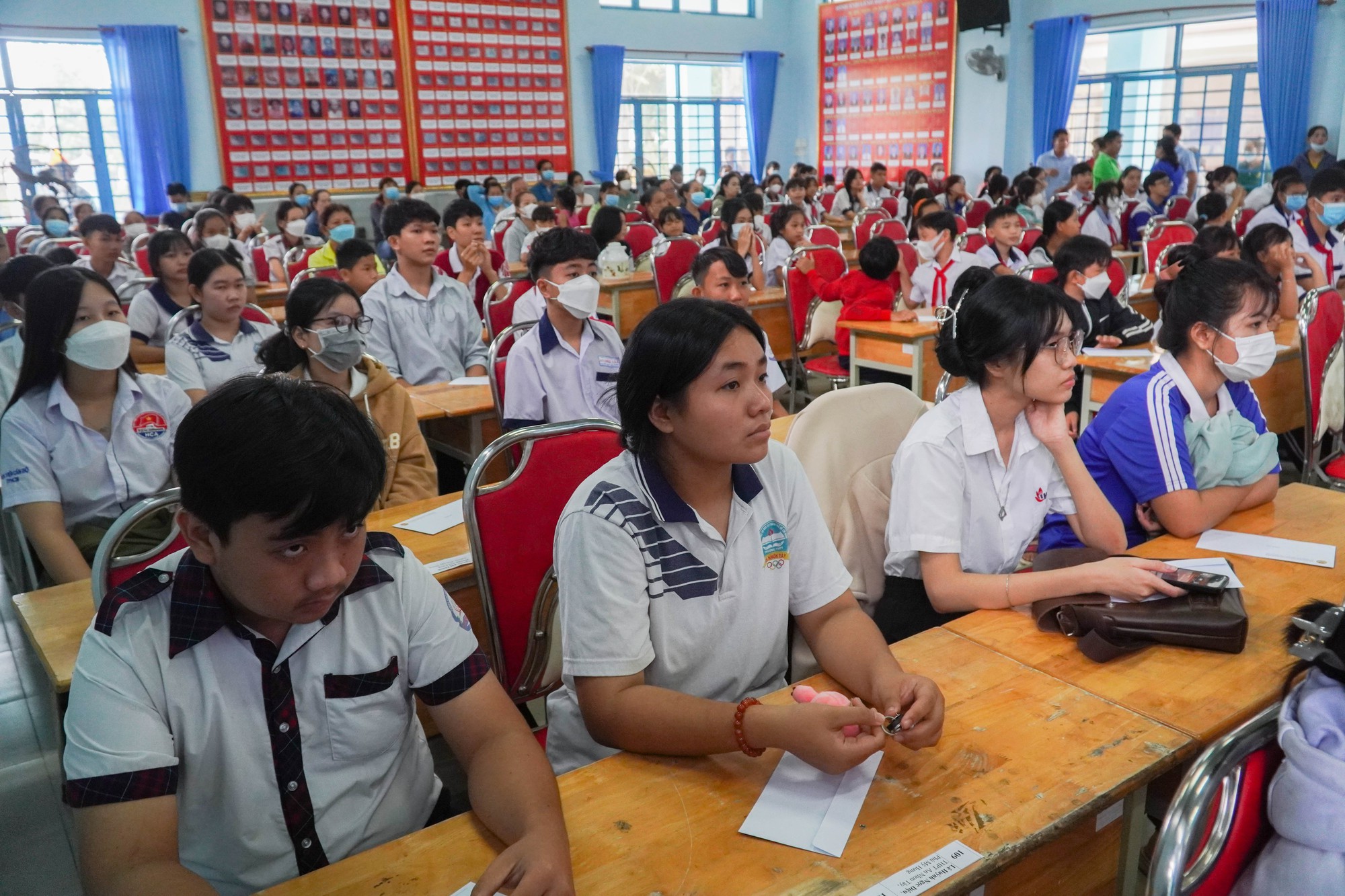 Xúc động nhận học bổng Lương Định Của trước thềm năm học mới - Ảnh 1.