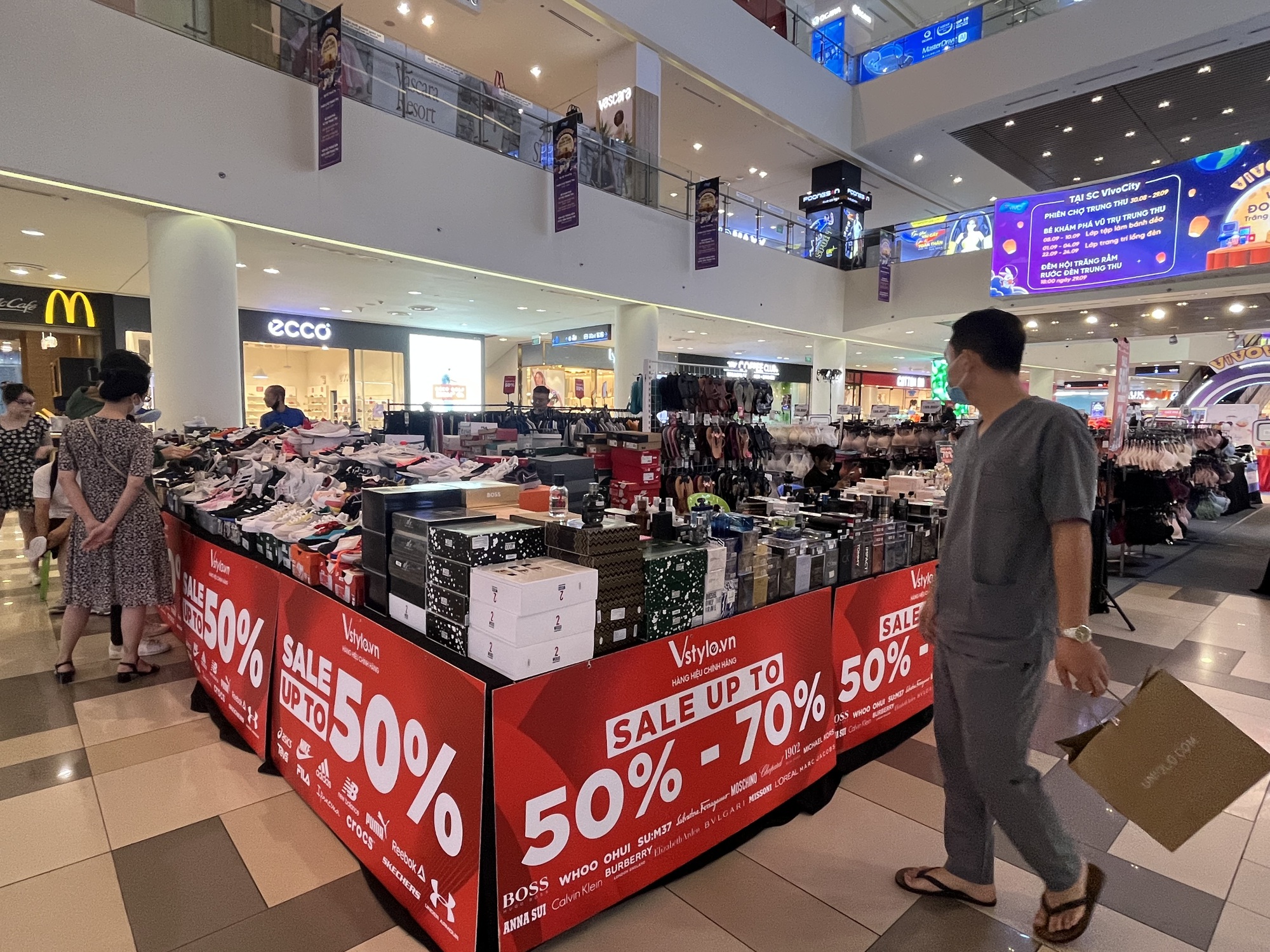 Bảng giảm gi&aacute; 50-70% tr&agrave;n ngập cửa h&agrave;ng, si&ecirc;u thị dịp 2-9 - Ảnh 16.