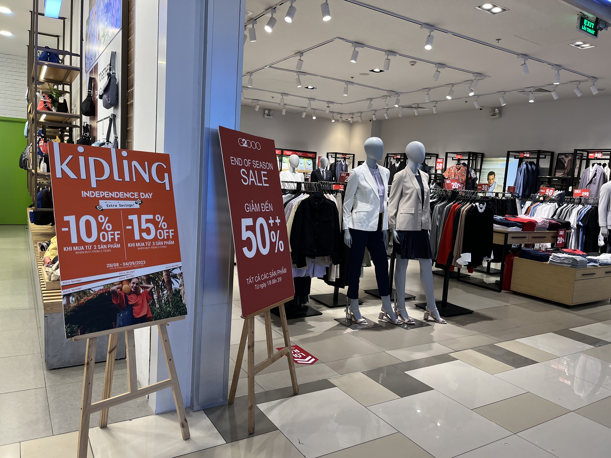 Bảng giảm gi&aacute; 50-70% tr&agrave;n ngập cửa h&agrave;ng, si&ecirc;u thị dịp 2-9 - Ảnh 13.