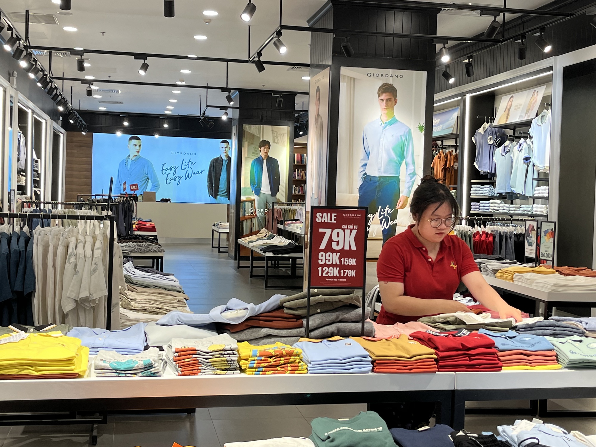 Bảng giảm gi&aacute; 50-70% tr&agrave;n ngập cửa h&agrave;ng, si&ecirc;u thị dịp 2-9 - Ảnh 12.